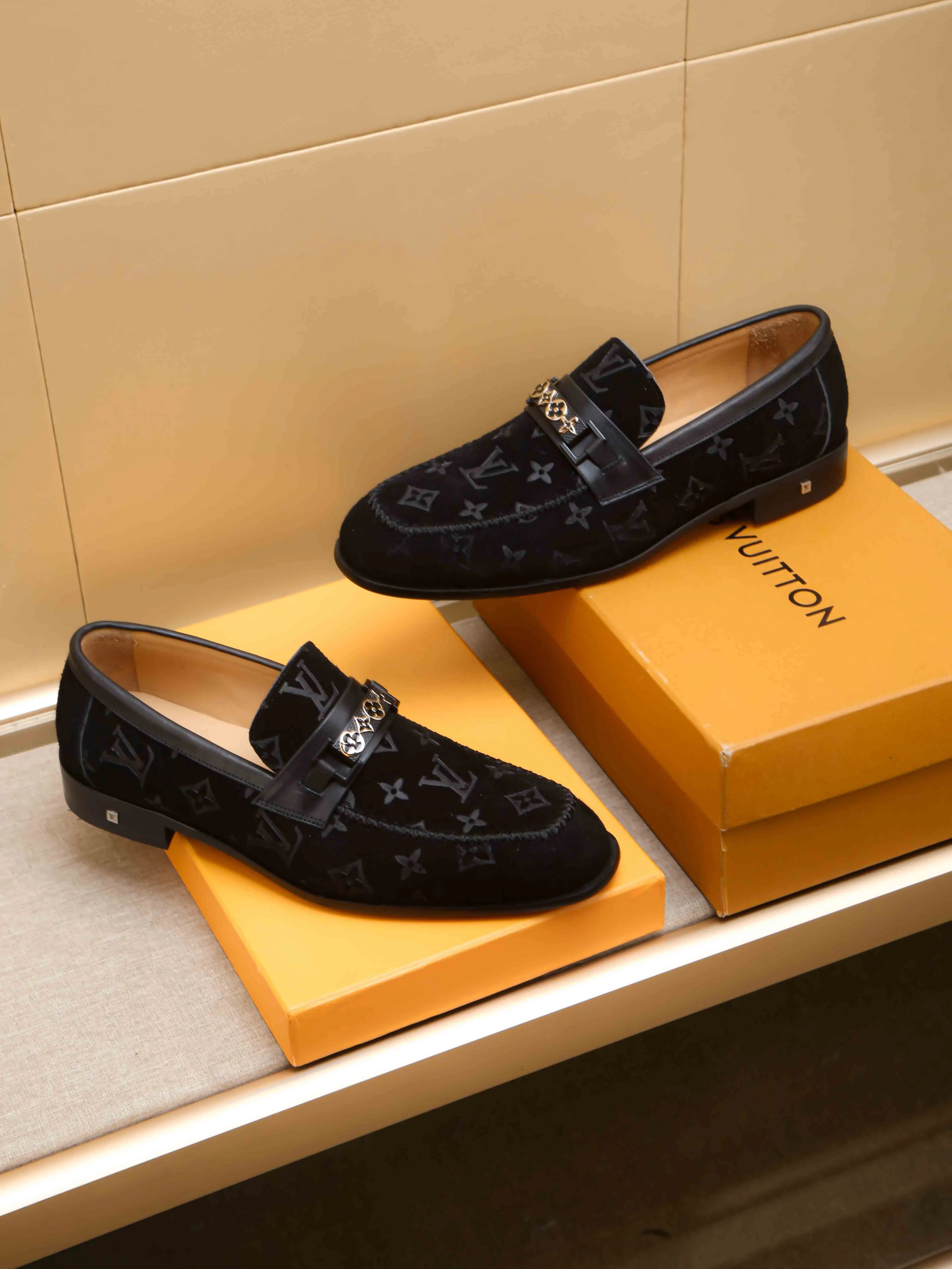 Men's shoes 💰 460 💰 Louis Vuitton LV ® 🆕 model 🔛Full shoe counter, first layer cowhide, 🐂leather lined casual shoes for men, super soft outsole, essential for driving. Counter synchronization, original first layer cowhide, completely 1:1 mold customization🌹top version, color optional! Number: 39-44 (customized at 38.45)